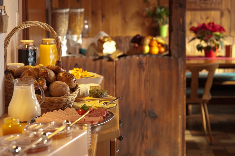 brasserie-CALLIAN-min_breakfast_buffet_food_restaurant_meal_hotel_plate_fresh-718745